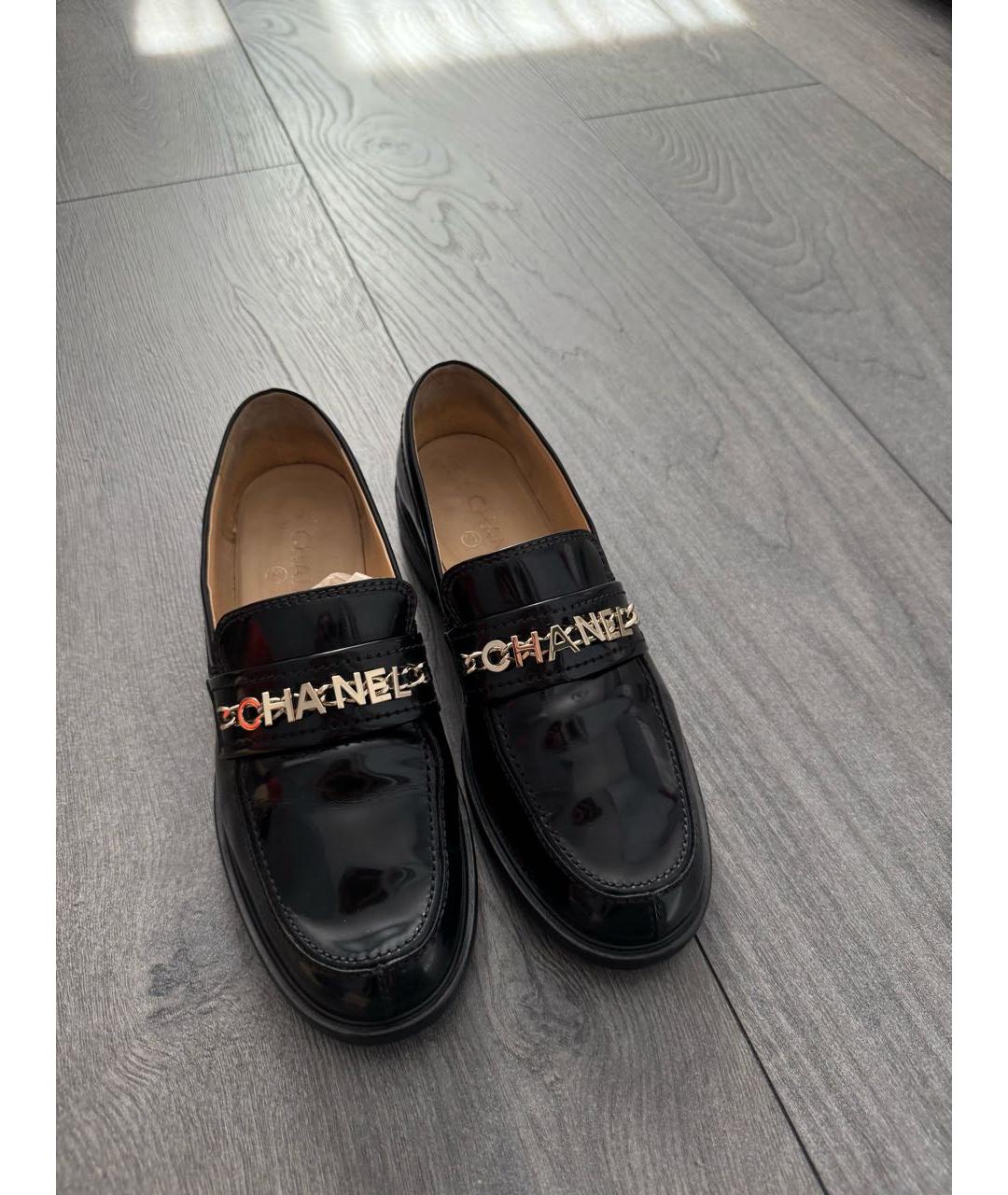 CHANEL Черные лоферы из лакированной кожи, фото 2