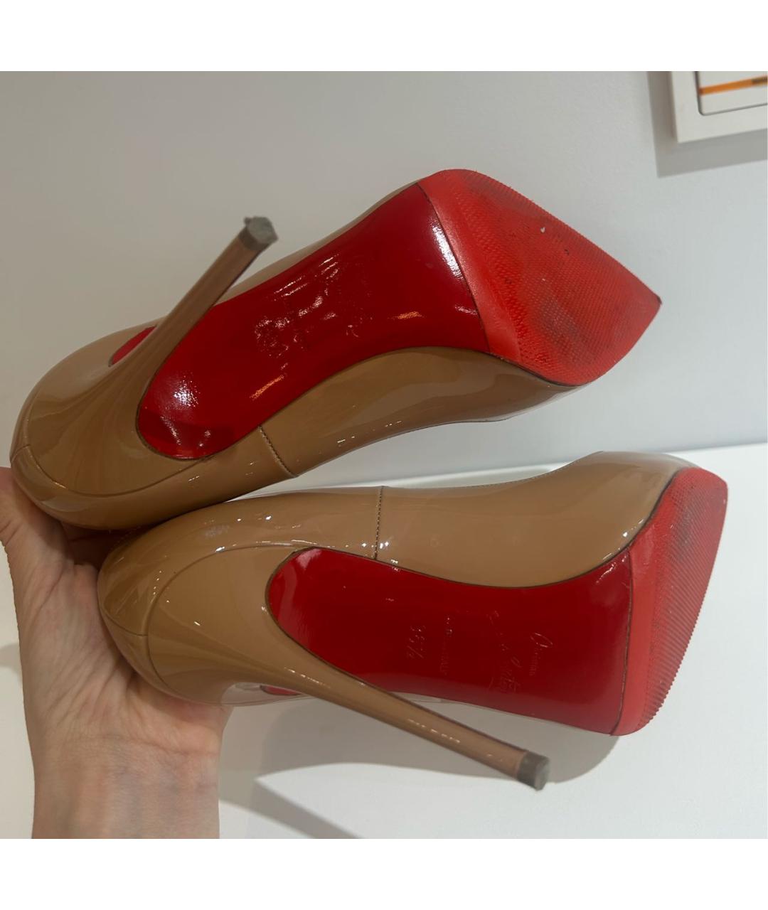 CHRISTIAN LOUBOUTIN Бежевые туфли из лакированной кожи, фото 7
