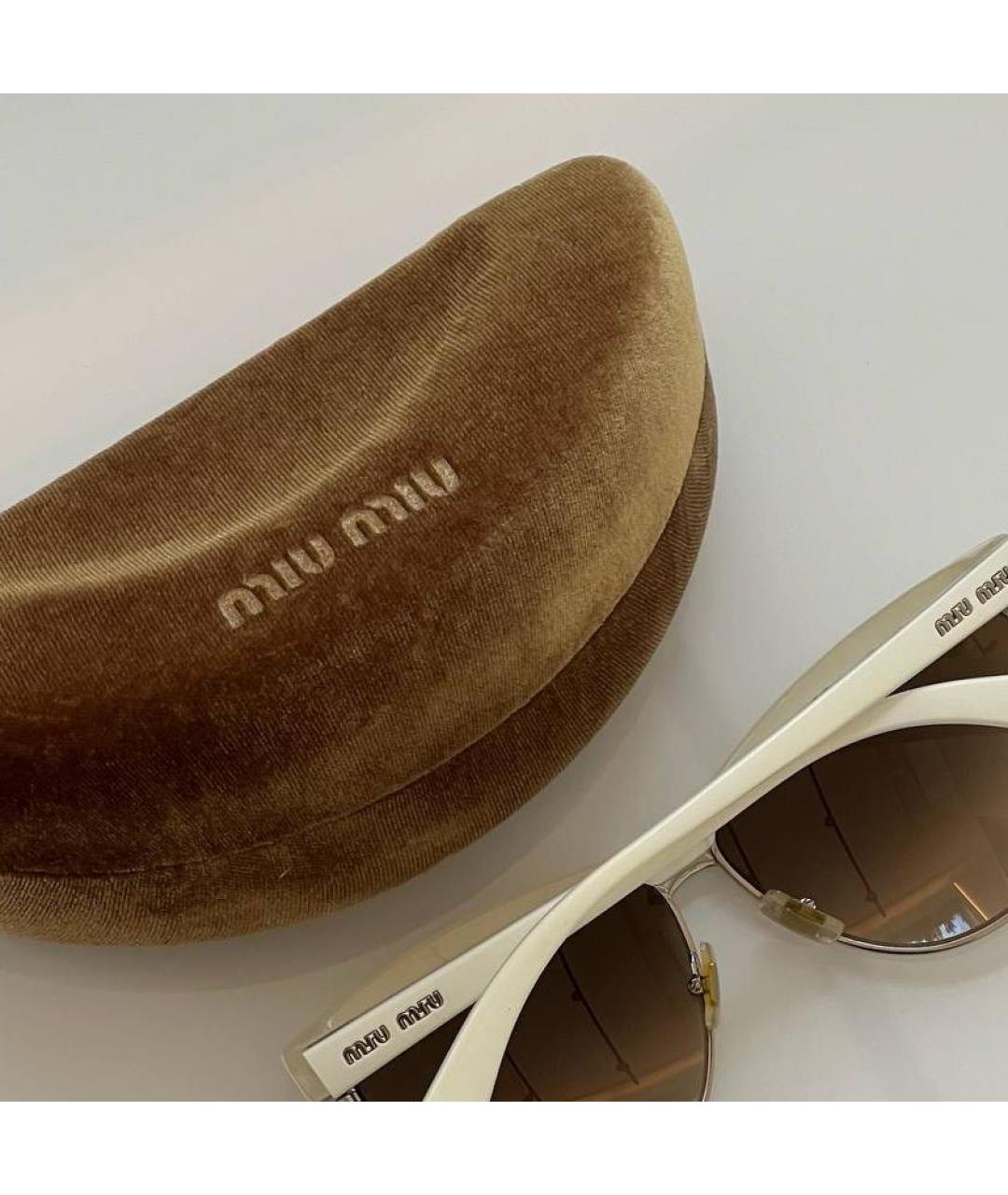 MIU MIU Бежевые пластиковые солнцезащитные очки, фото 4