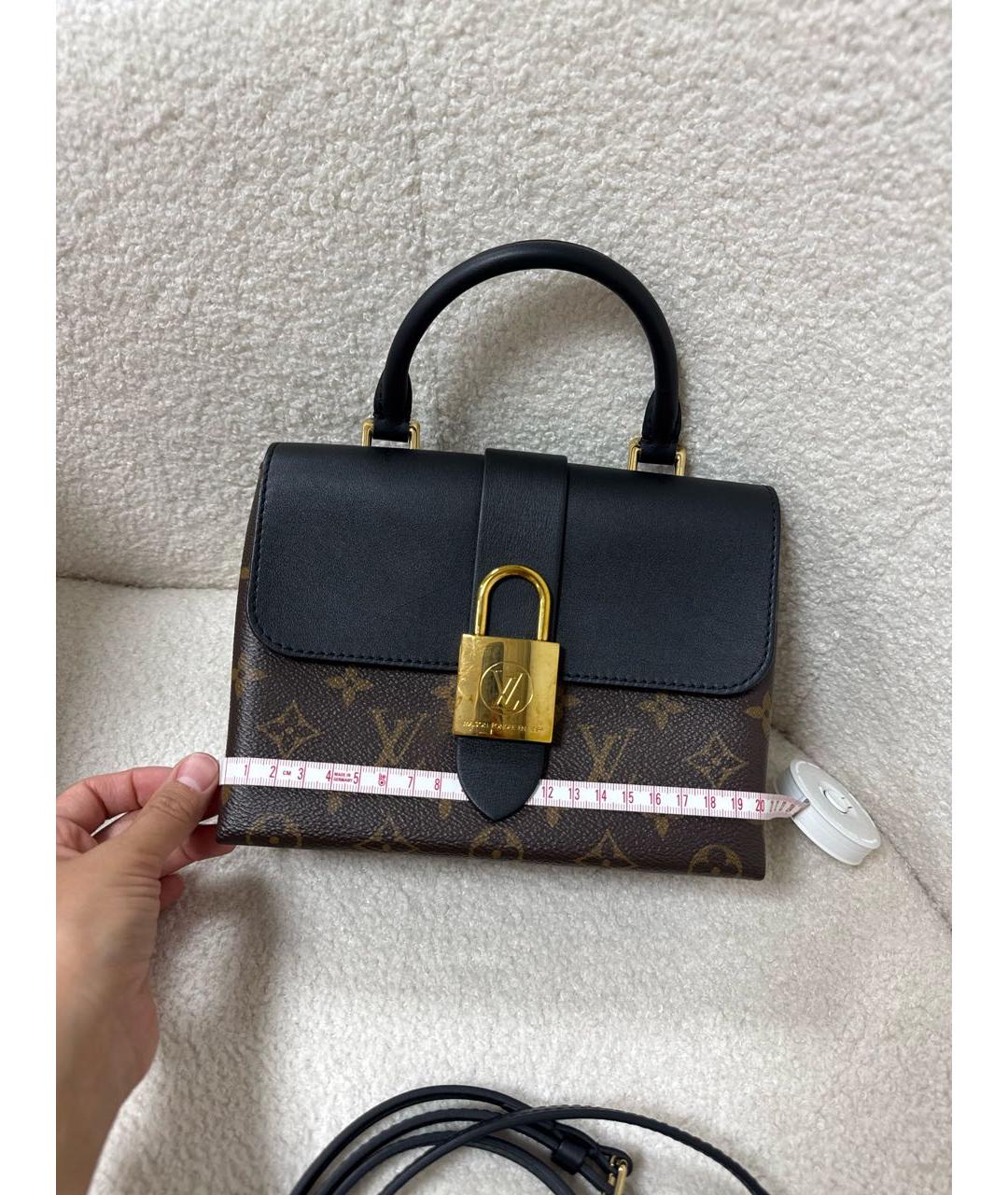 LOUIS VUITTON Черная сумка с короткими ручками из лакированной кожи, фото 6