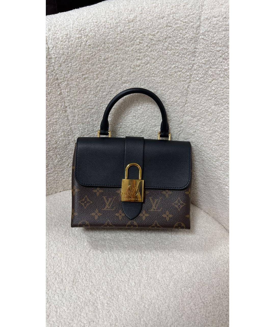LOUIS VUITTON Черная сумка с короткими ручками из лакированной кожи, фото 9