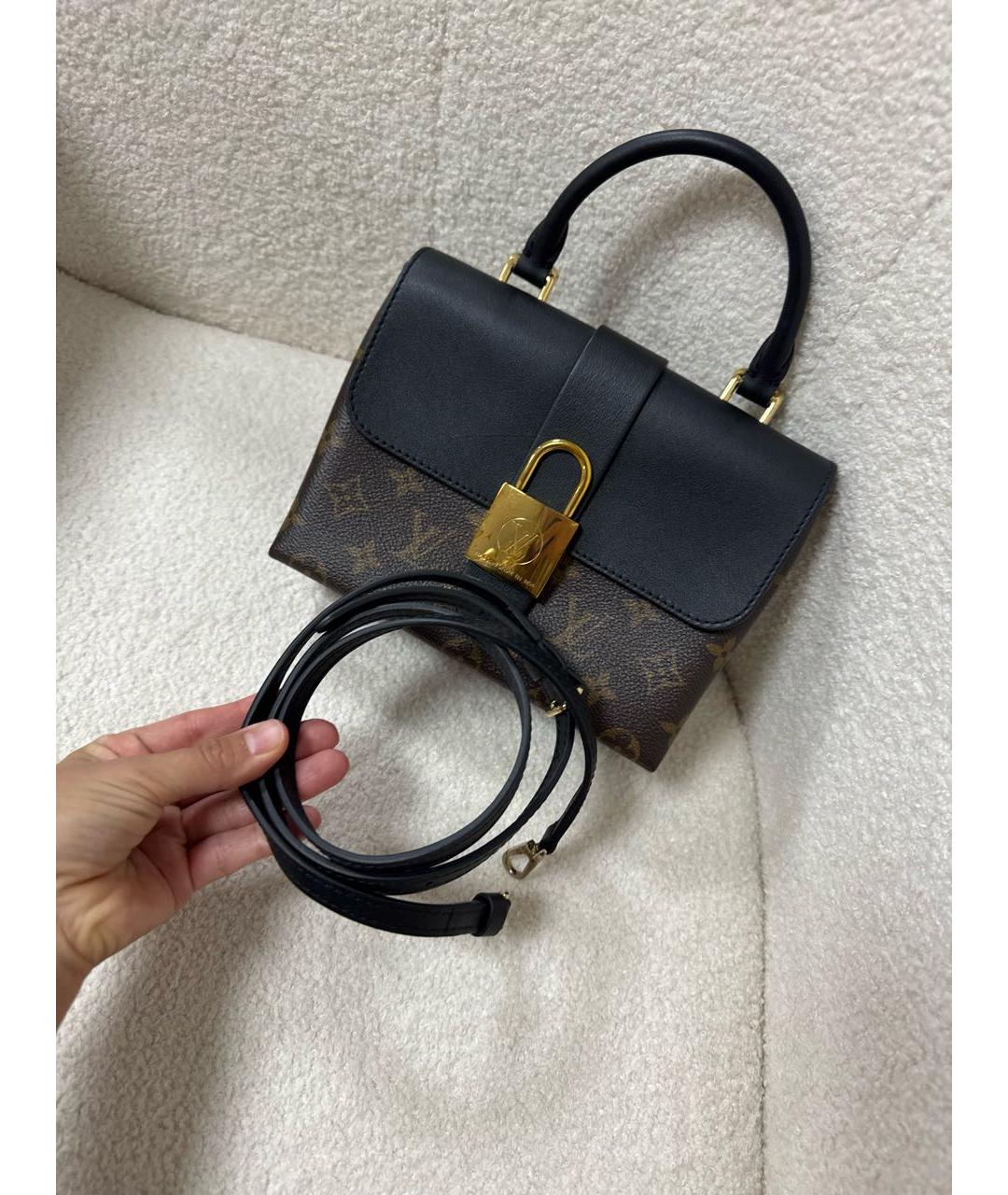 LOUIS VUITTON Черная сумка с короткими ручками из лакированной кожи, фото 5