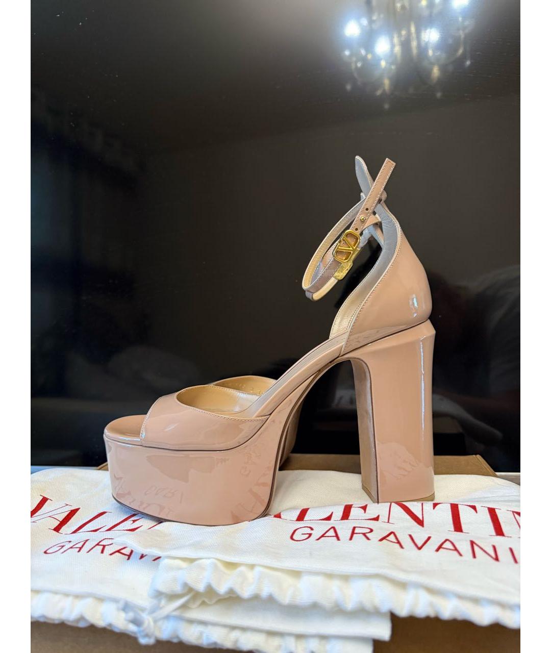 VALENTINO Бежевые босоножки из лакированной кожи, фото 5