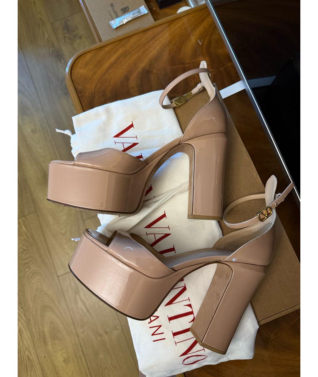 VALENTINO Бежевые босоножки из лакированной кожи, фото 3