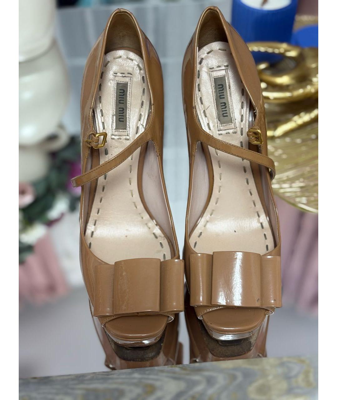 MIU MIU Бежевые туфли из лакированной кожи, фото 2