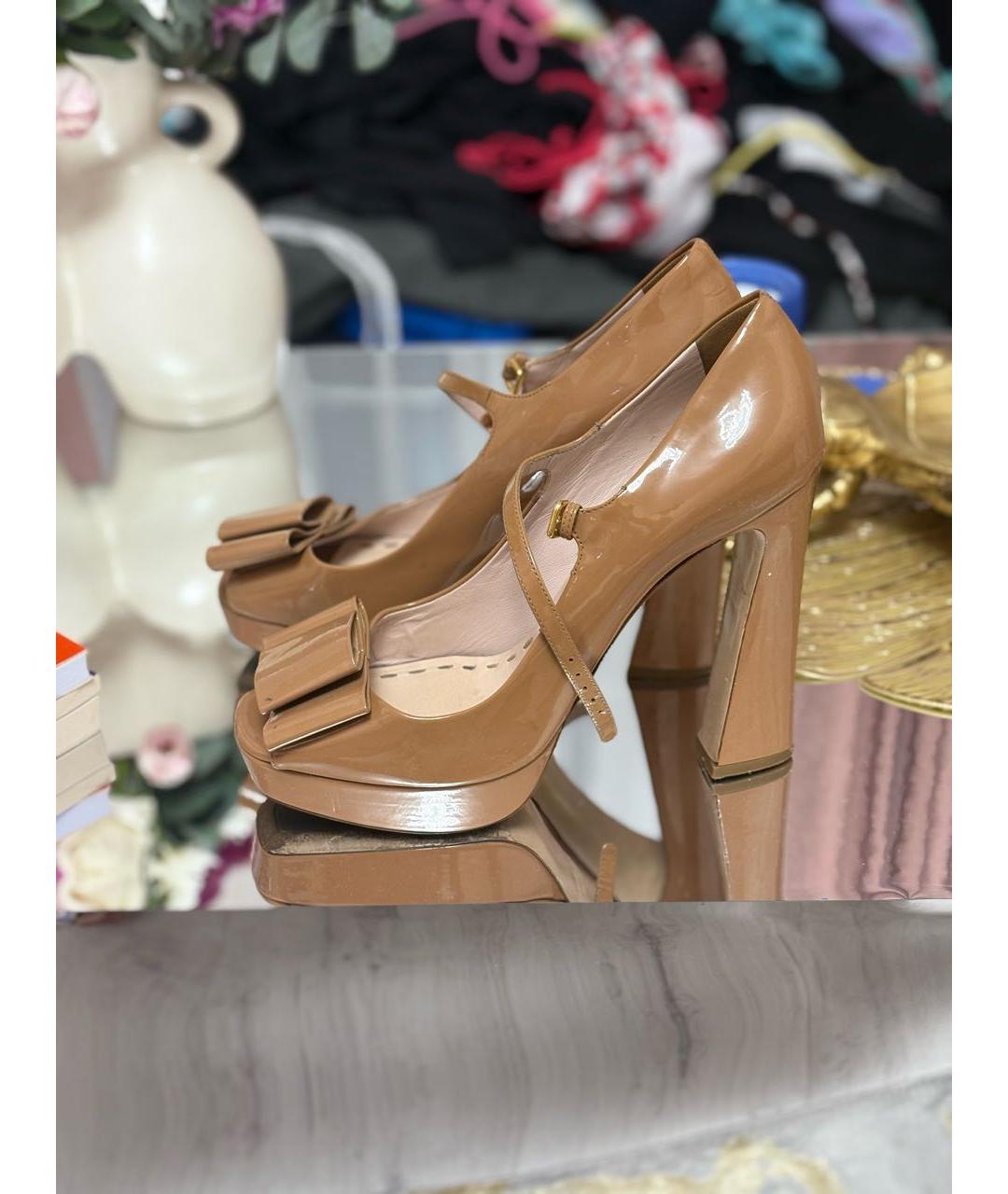 MIU MIU Бежевые туфли из лакированной кожи, фото 5