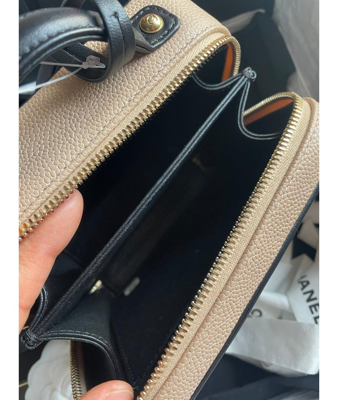 CHANEL Бежевая кожаная сумка с короткими ручками, фото 6