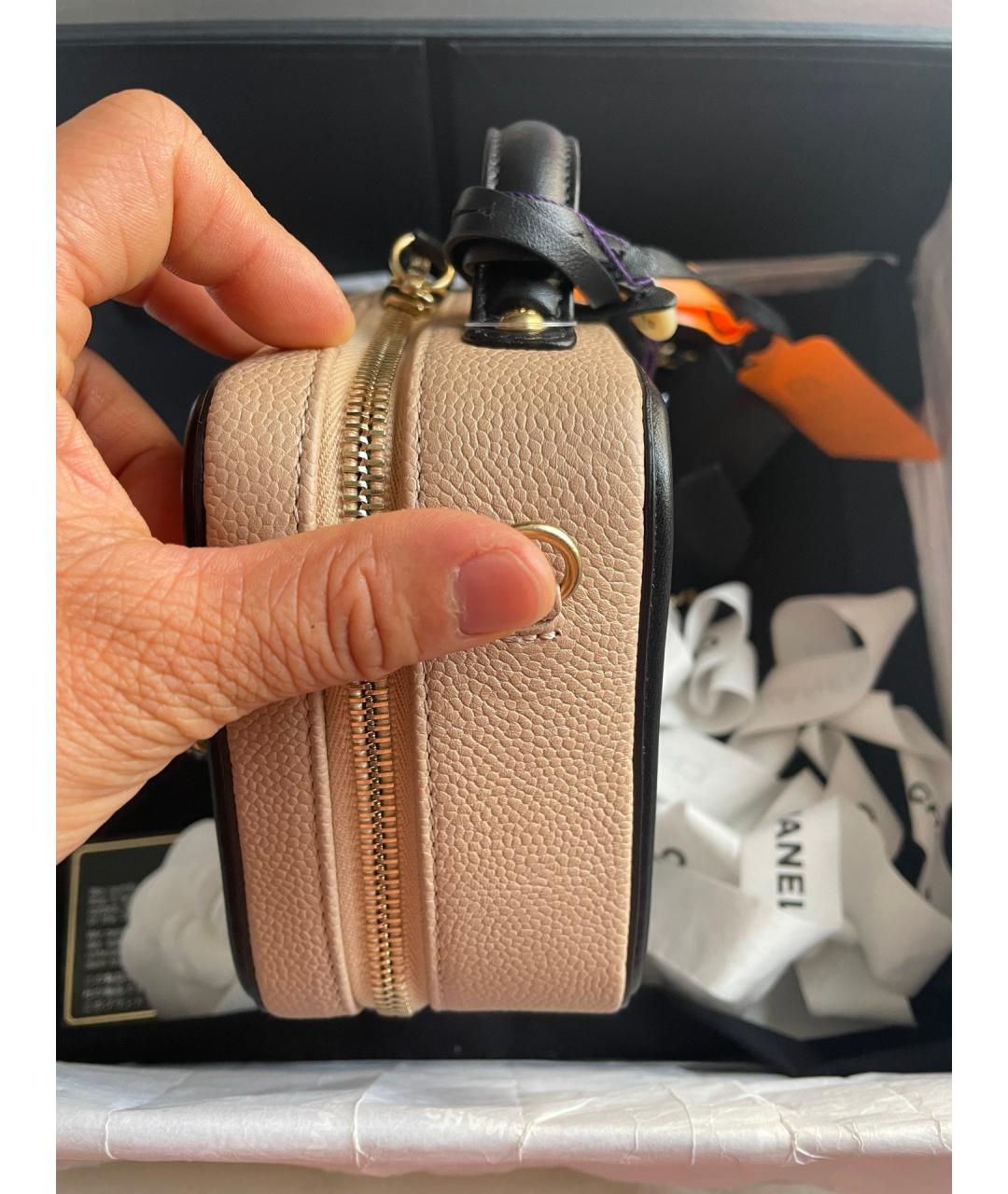 CHANEL Бежевая кожаная сумка с короткими ручками, фото 5