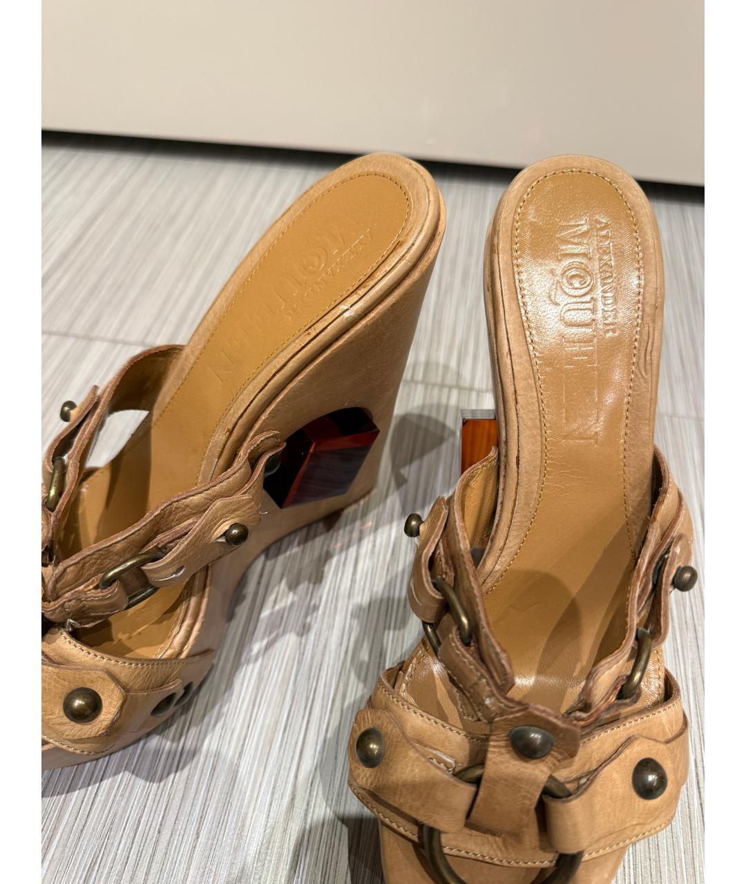 ALEXANDER MCQUEEN Бежевые кожаные босоножки, фото 7