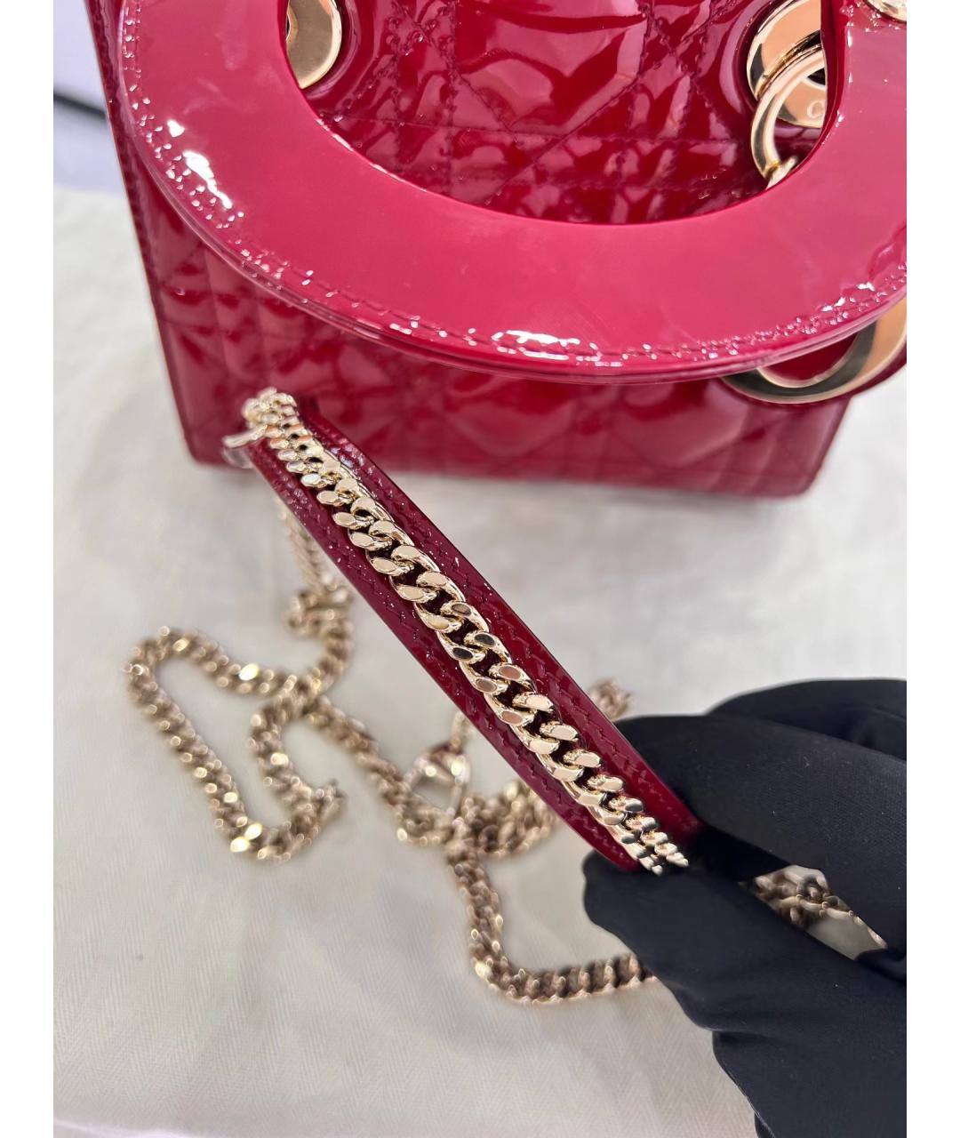 CHRISTIAN DIOR Красная сумка через плечо из лакированной кожи, фото 6