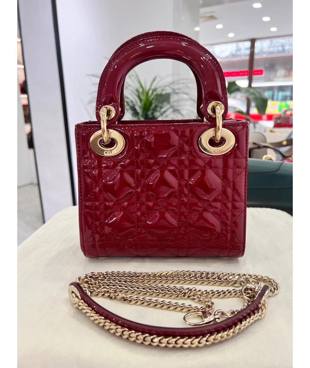 CHRISTIAN DIOR Красная сумка через плечо из лакированной кожи, фото 3