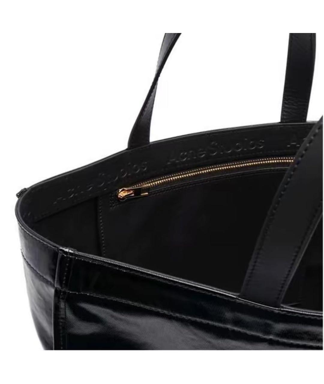 ACNE STUDIOS Черная сумка с короткими ручками из лакированной кожи, фото 4