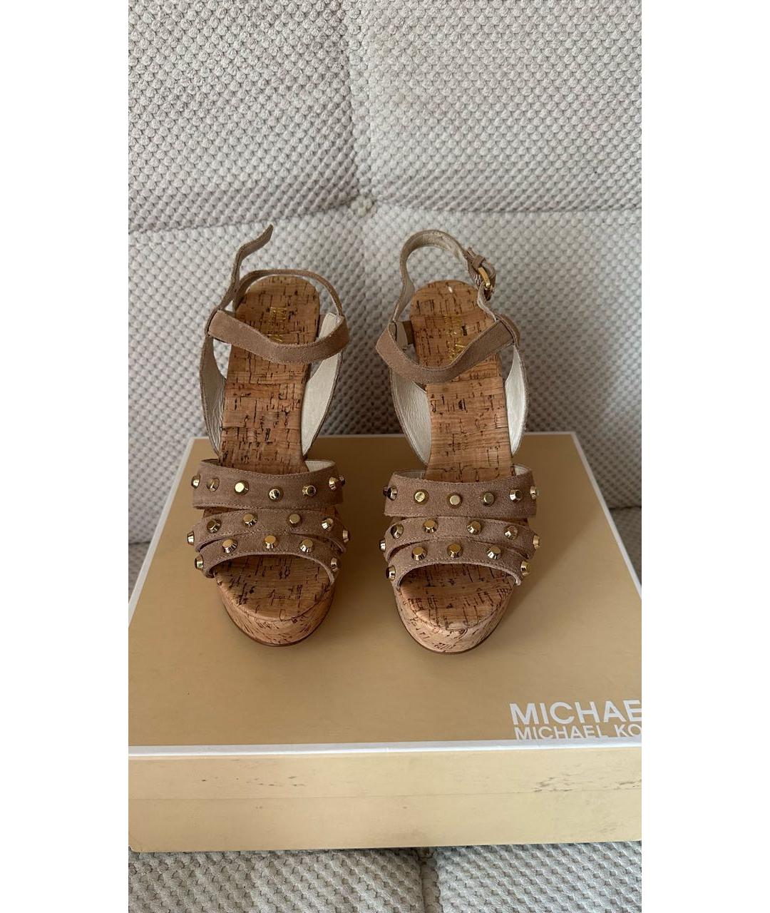 MICHAEL MICHAEL KORS Бежевые замшевые босоножки, фото 2