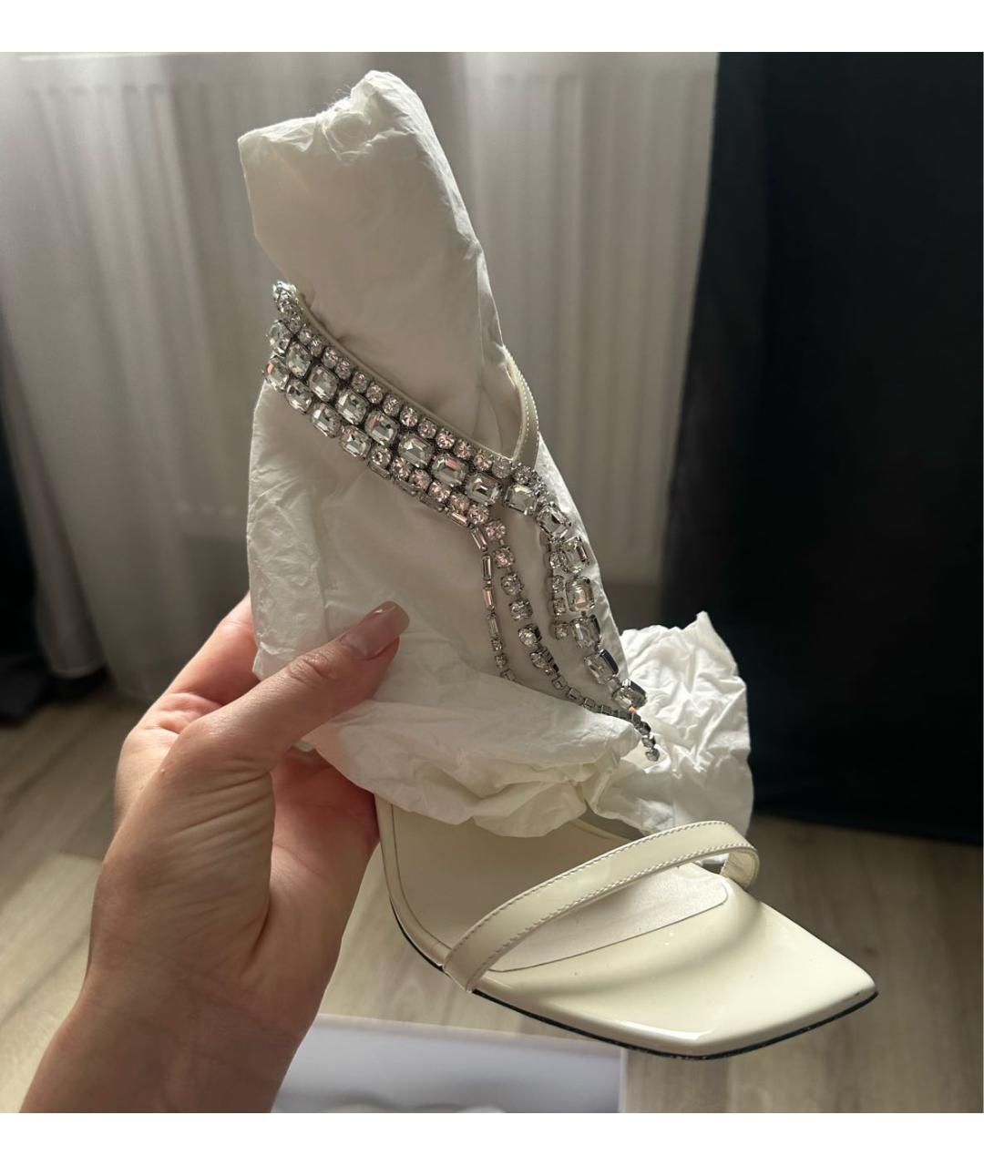 JIMMY CHOO Белые босоножки из лакированной кожи, фото 6