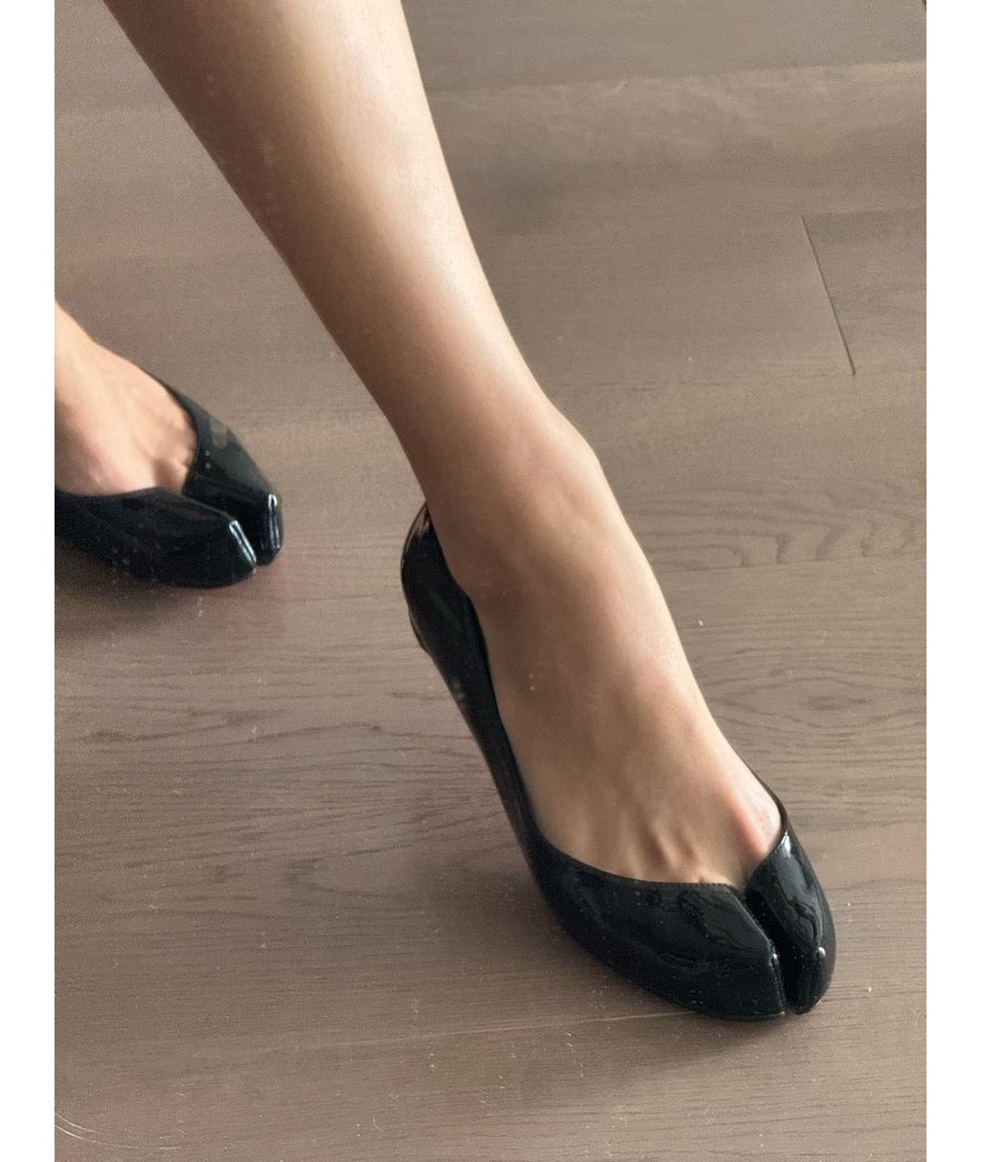 CHRISTIAN LOUBOUTIN Черные балетки из лакированной кожи, фото 6