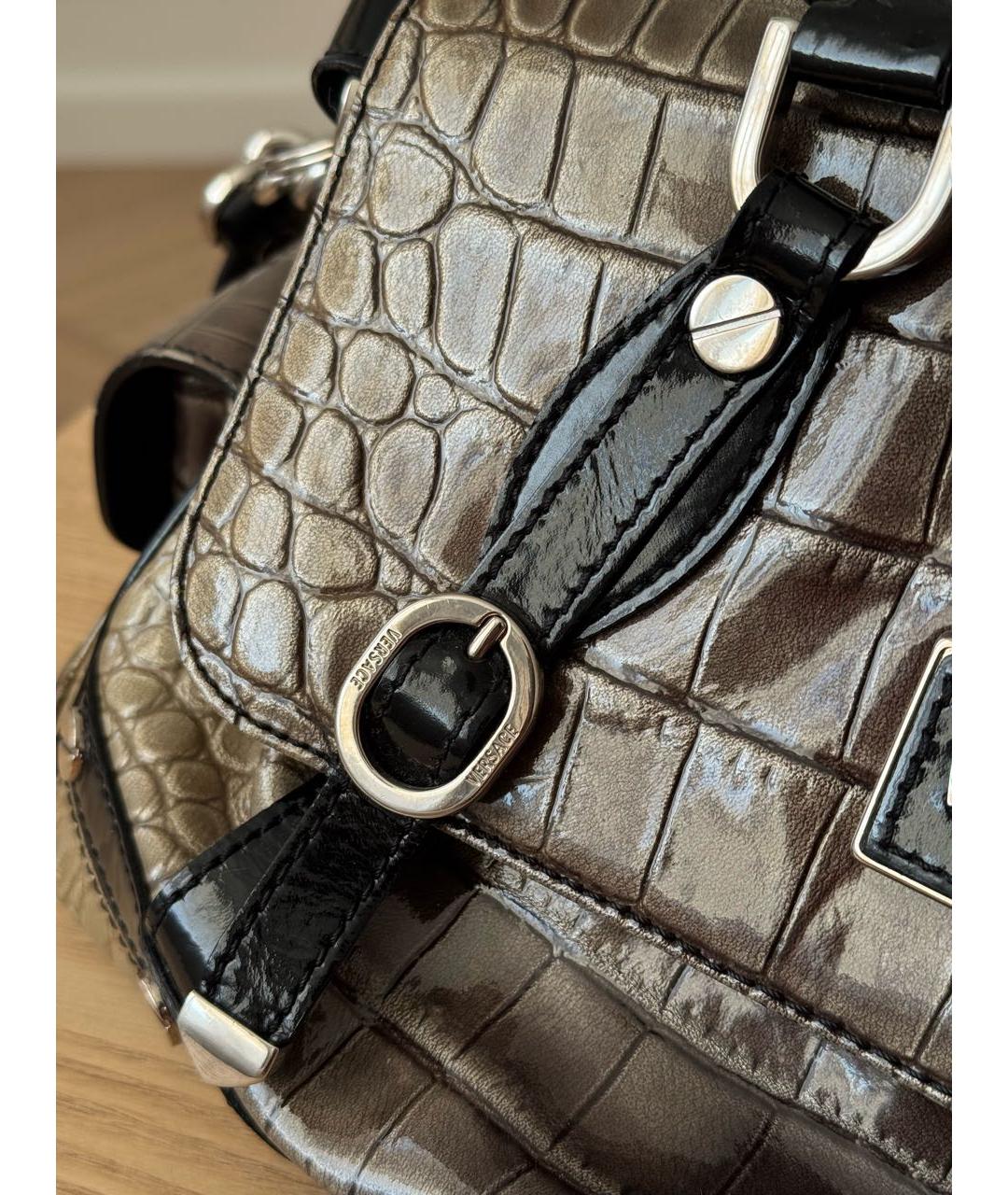 VERSACE Бежевая сумка с короткими ручками из лакированной кожи, фото 6