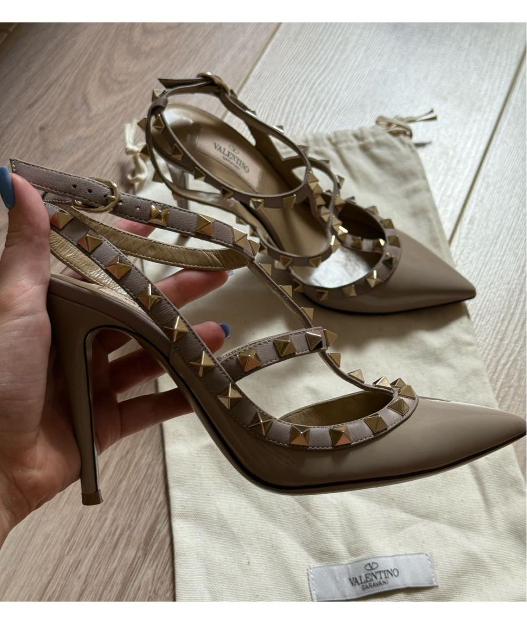 VALENTINO Бежевые босоножки из лакированной кожи, фото 6