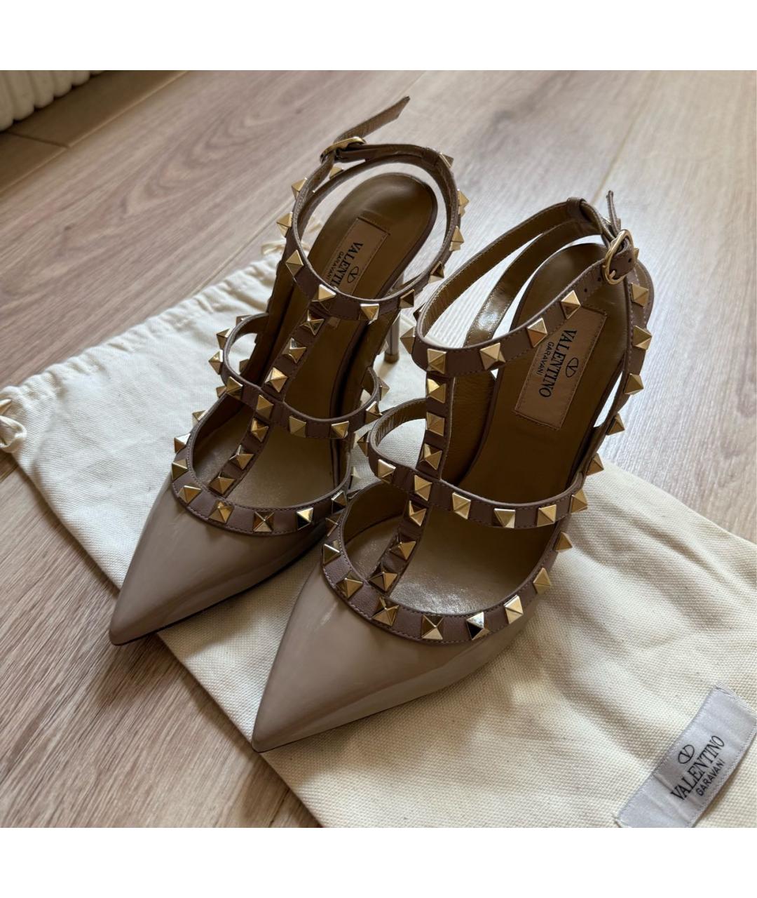 VALENTINO Бежевые босоножки из лакированной кожи, фото 2
