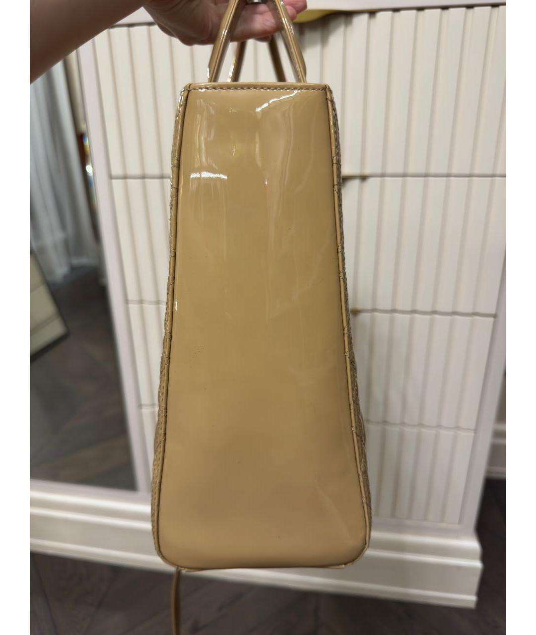 CHRISTIAN DIOR Бежевая сумка с короткими ручками из лакированной кожи, фото 7