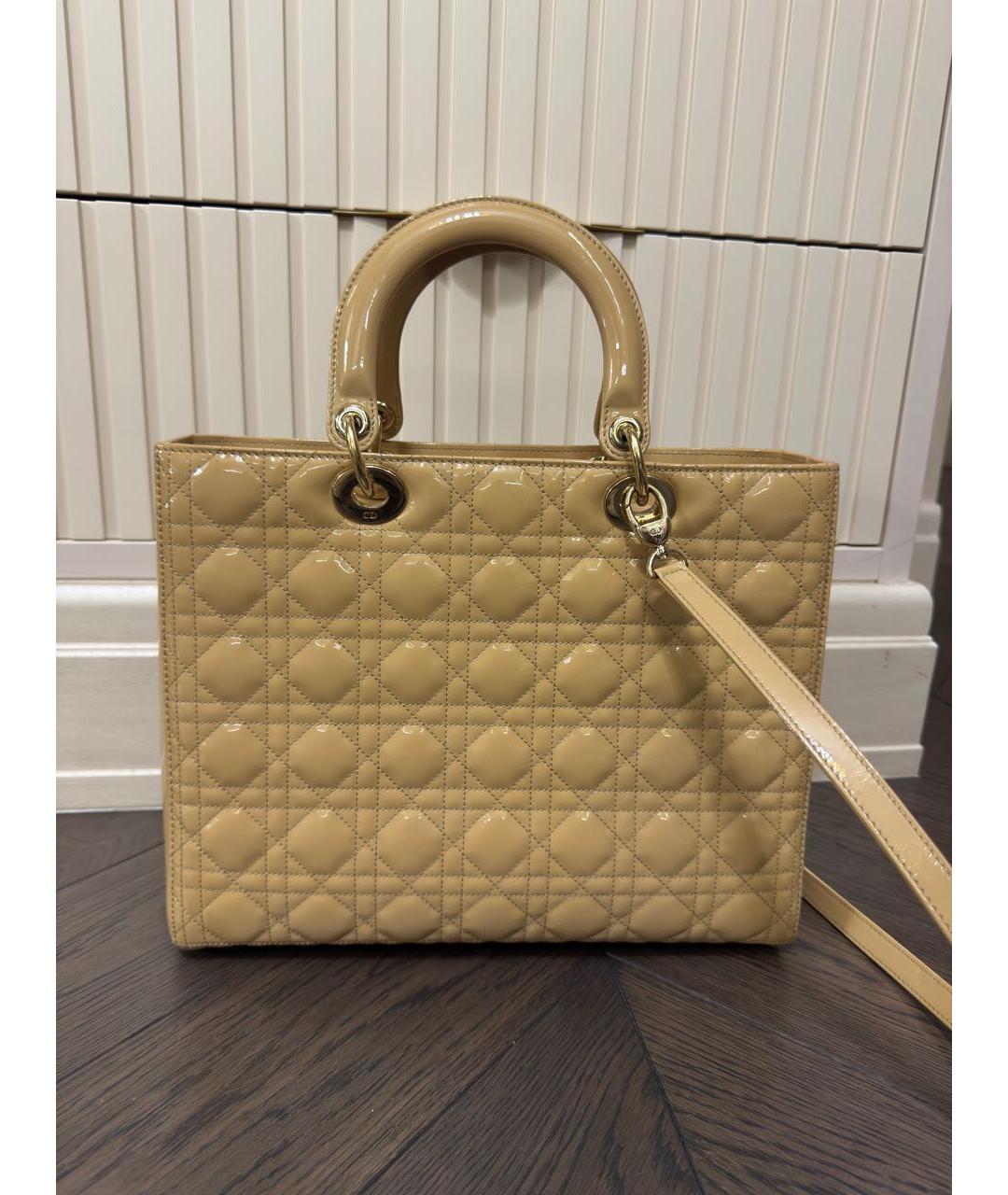 CHRISTIAN DIOR Бежевая сумка с короткими ручками из лакированной кожи, фото 3