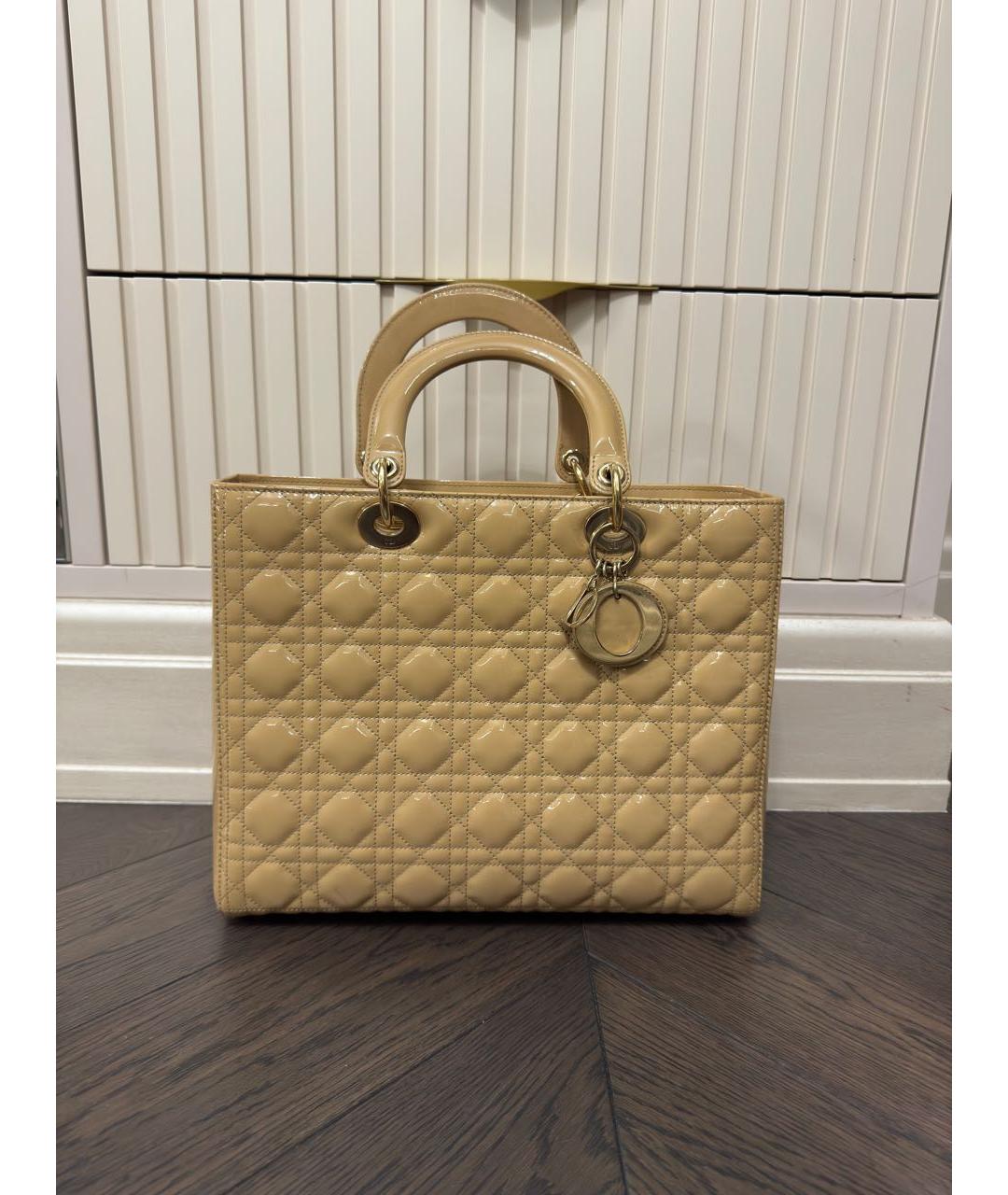 CHRISTIAN DIOR Бежевая сумка с короткими ручками из лакированной кожи, фото 9