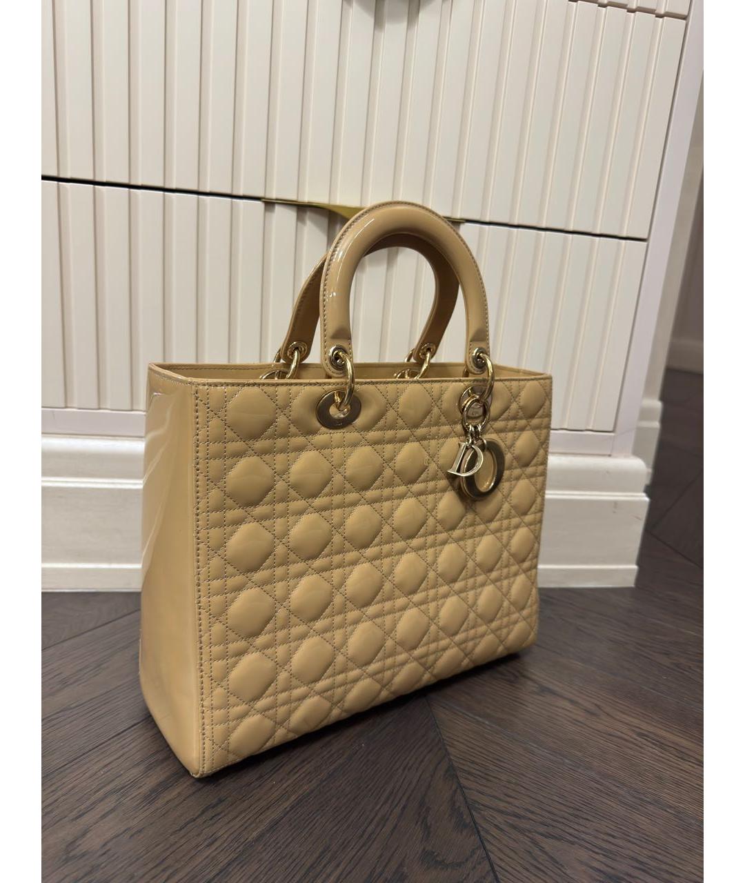 CHRISTIAN DIOR Бежевая сумка с короткими ручками из лакированной кожи, фото 2