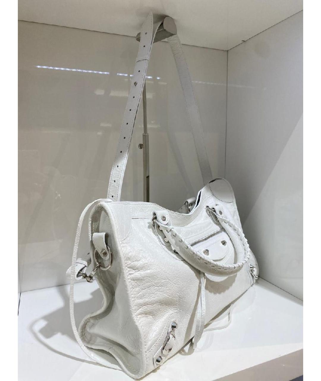 BALENCIAGA Белая сумка тоут из лакированной кожи, фото 2