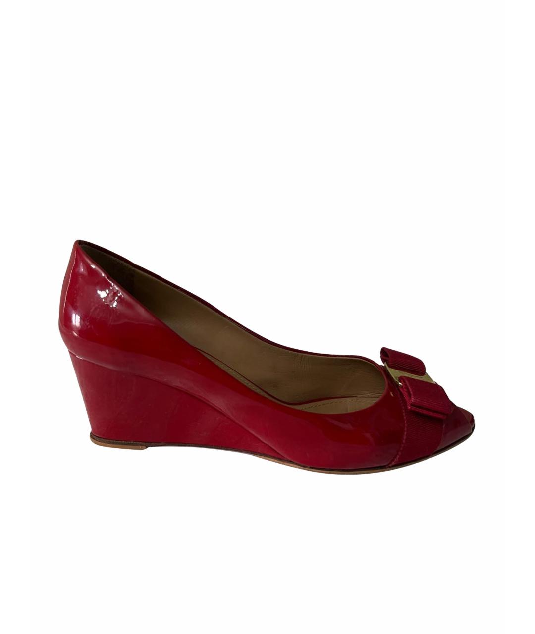 FERRAGAMO Красные босоножки из лакированной кожи, фото 1