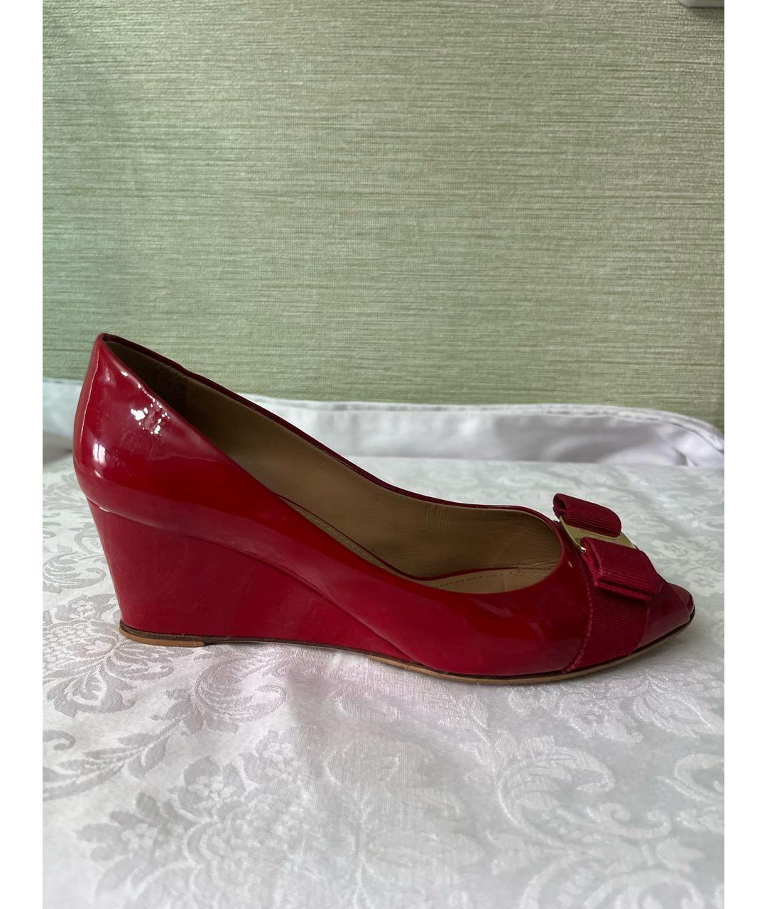 FERRAGAMO Красные босоножки из лакированной кожи, фото 9