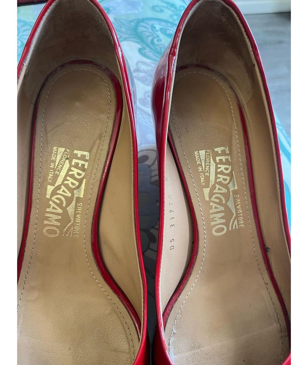 FERRAGAMO Красные босоножки из лакированной кожи, фото 6