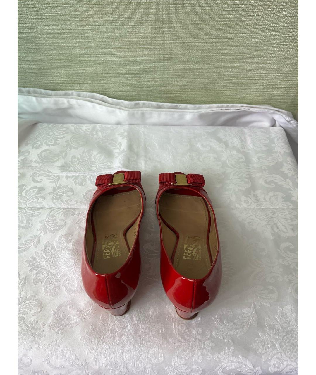 FERRAGAMO Красные босоножки из лакированной кожи, фото 3