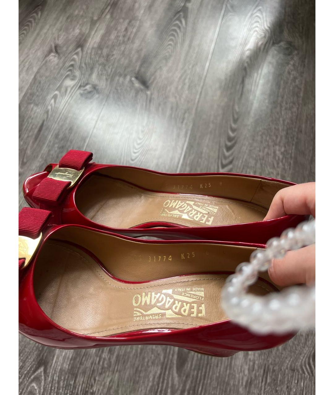 FERRAGAMO Красные босоножки из лакированной кожи, фото 7