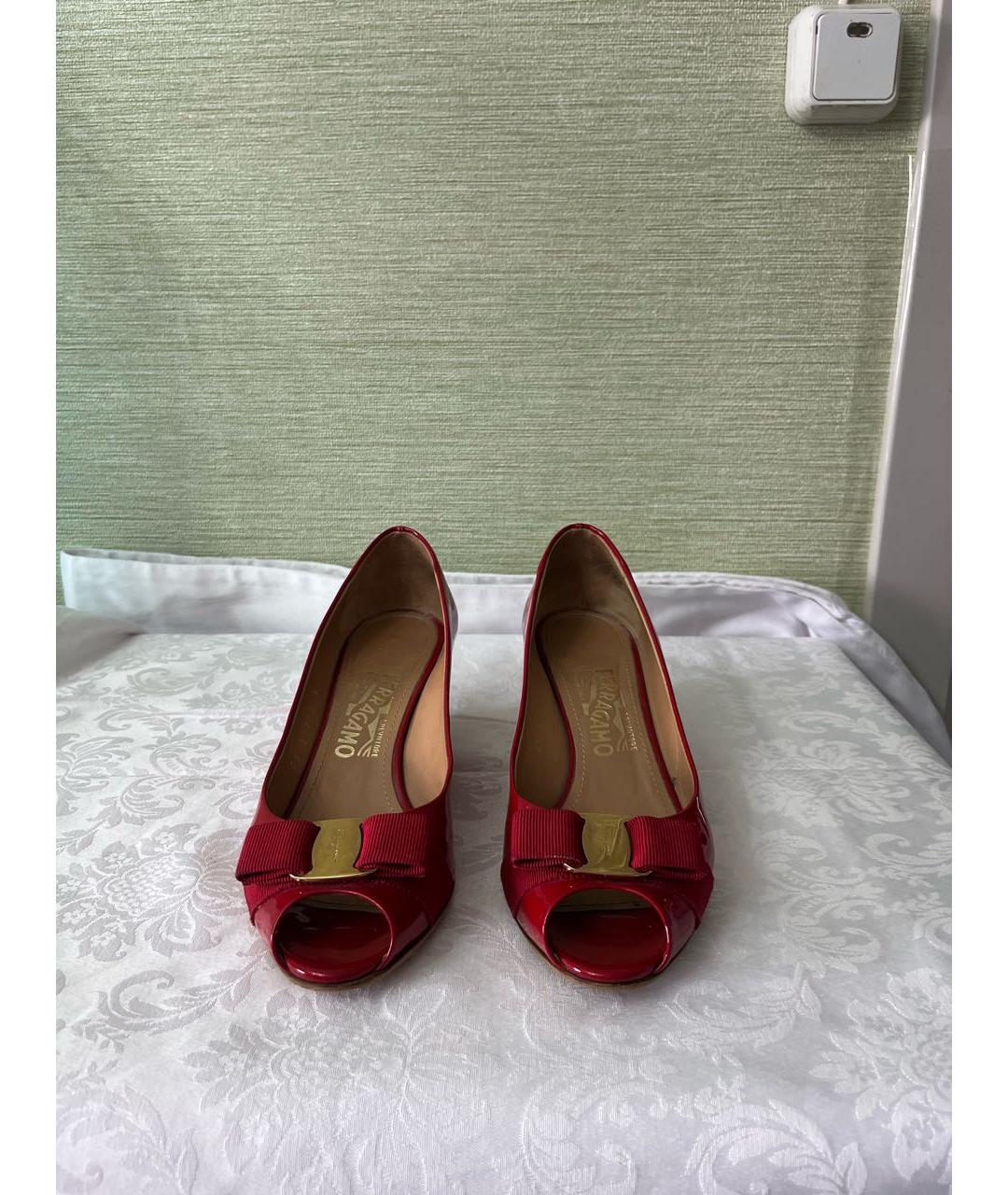 FERRAGAMO Красные босоножки из лакированной кожи, фото 2