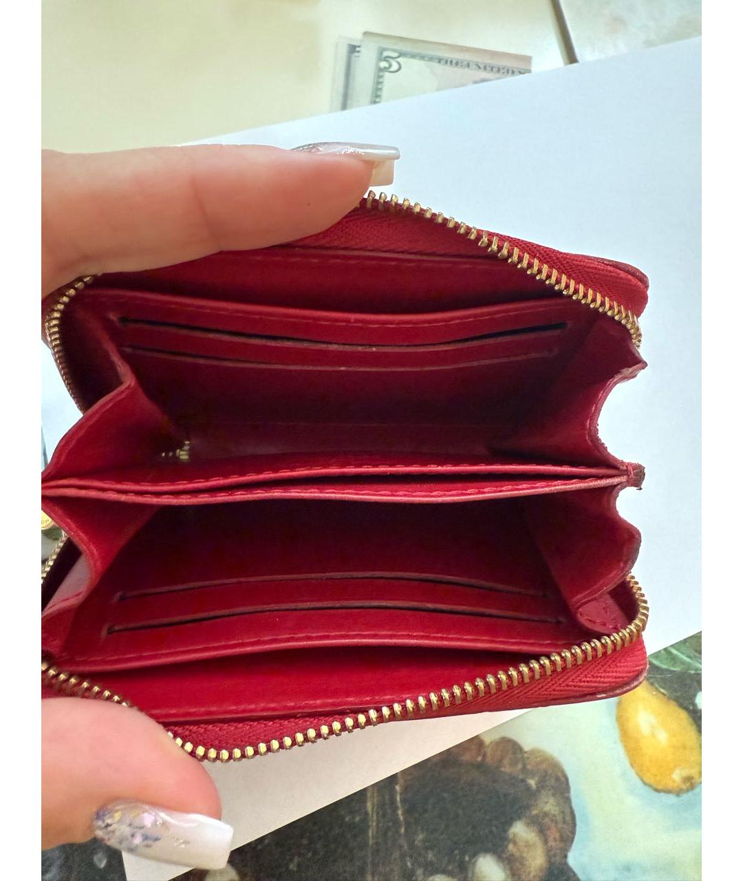 LOUIS VUITTON Красная визитница из лакированной кожи, фото 6