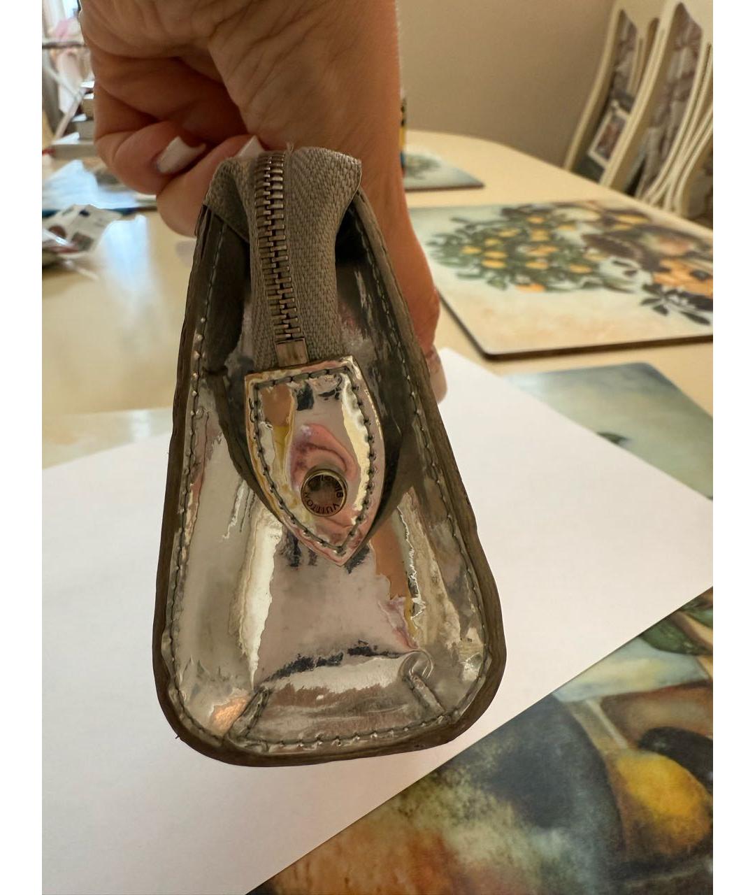 LOUIS VUITTON Серебряная косметичка из лакированной кожи, фото 3