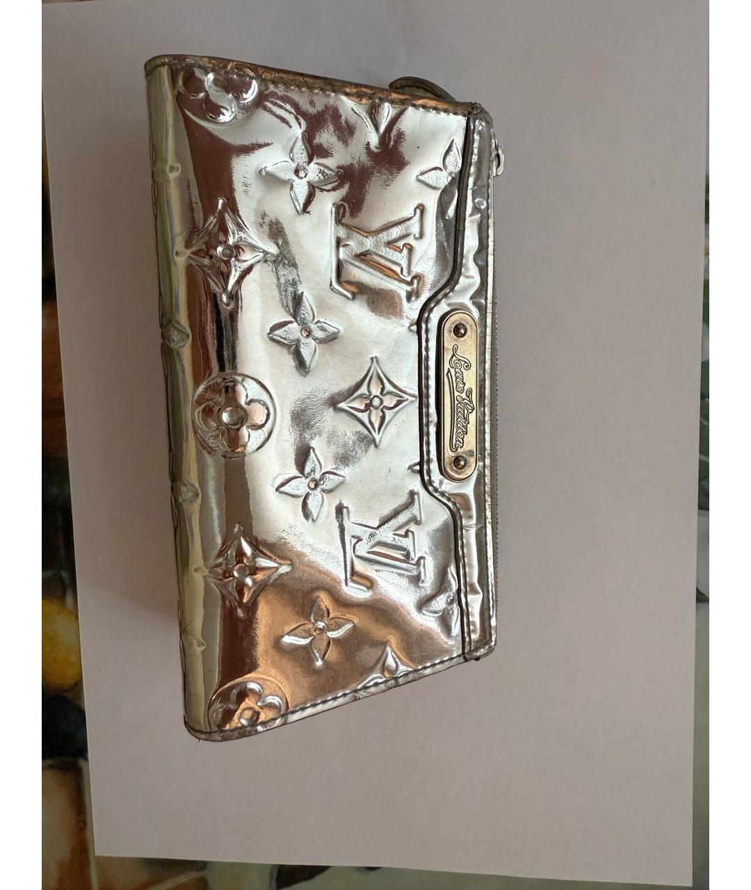 LOUIS VUITTON Серебряная косметичка из лакированной кожи, фото 9