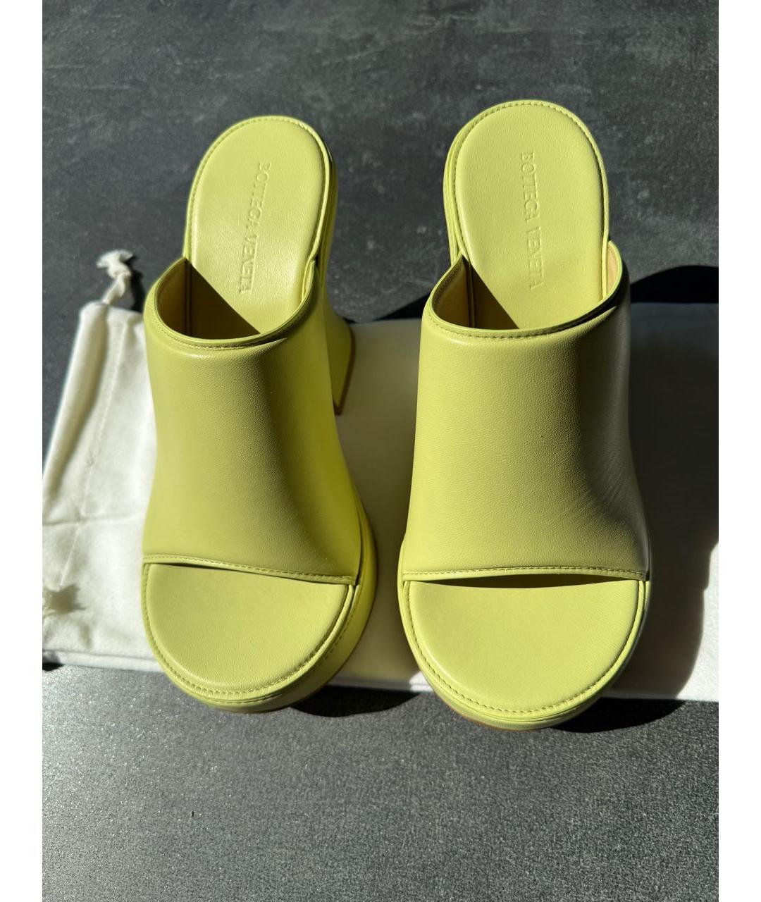 BOTTEGA VENETA Салатовые кожаные сабо, фото 3