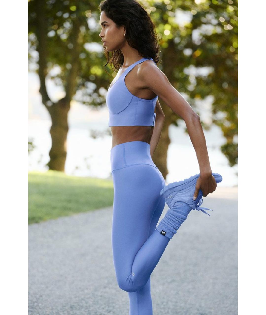 ALO YOGA Голубые полиэстеровые спортивные брюки и шорты, фото 6