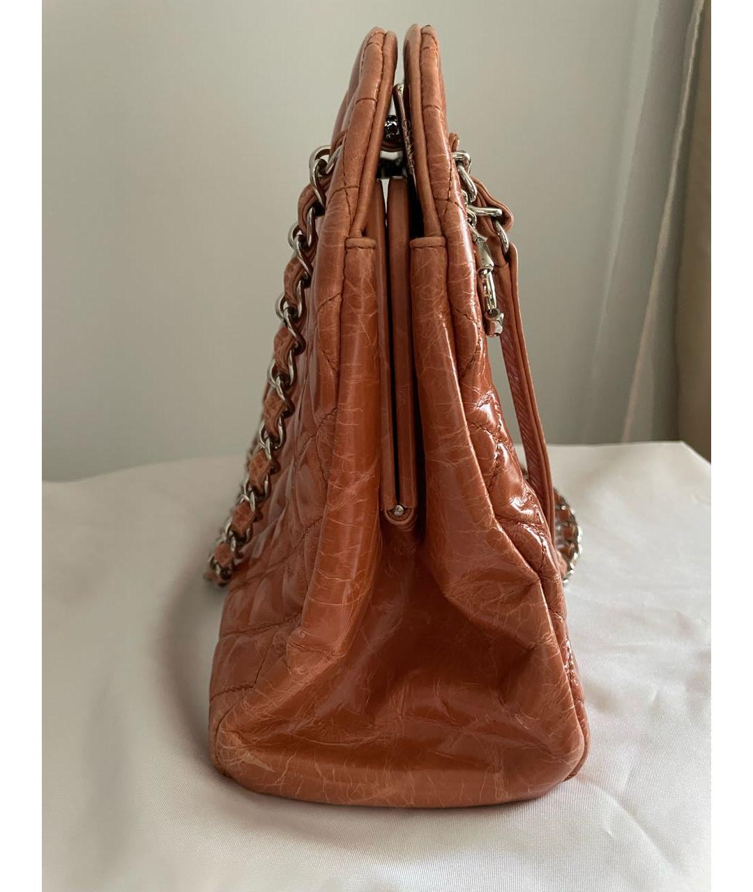 CHANEL Сумка с короткими ручками из лакированной кожи, фото 2