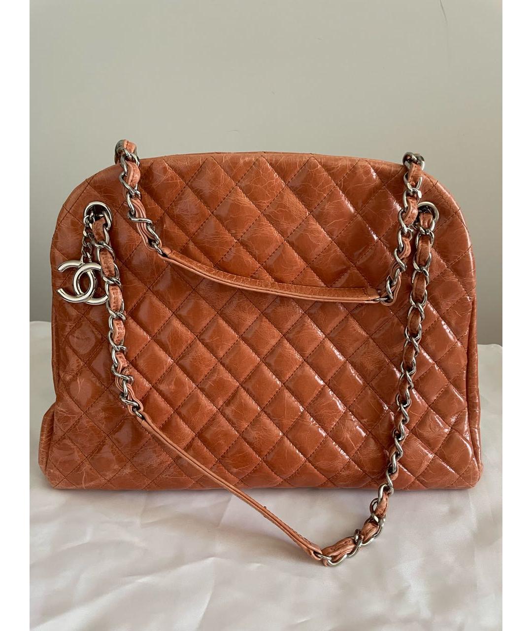 CHANEL Сумка с короткими ручками из лакированной кожи, фото 8