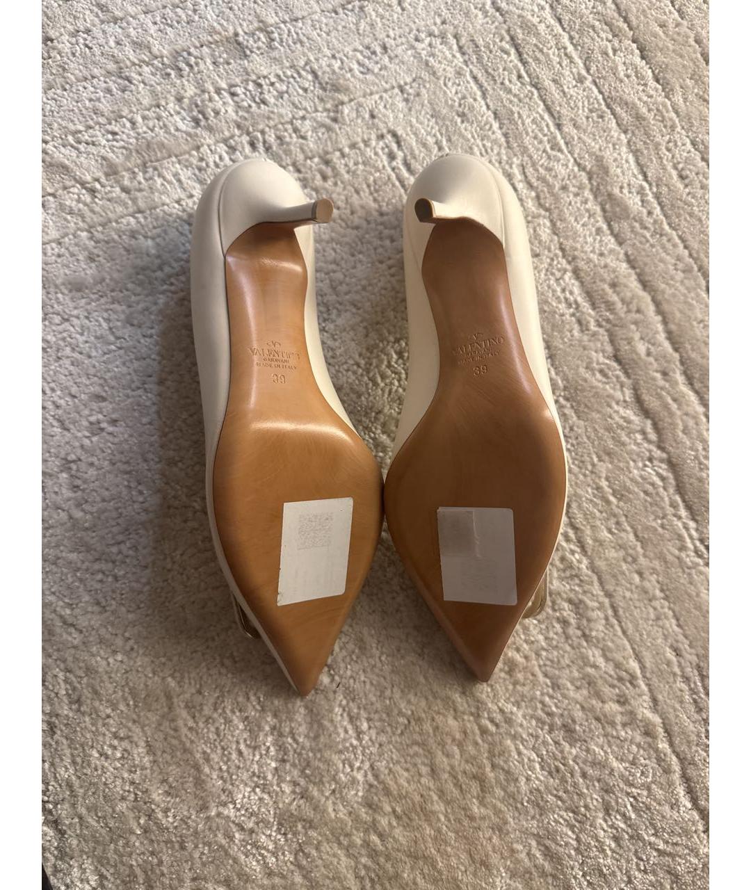 VALENTINO Бежевые кожаные лодочки на низком каблуке, фото 6