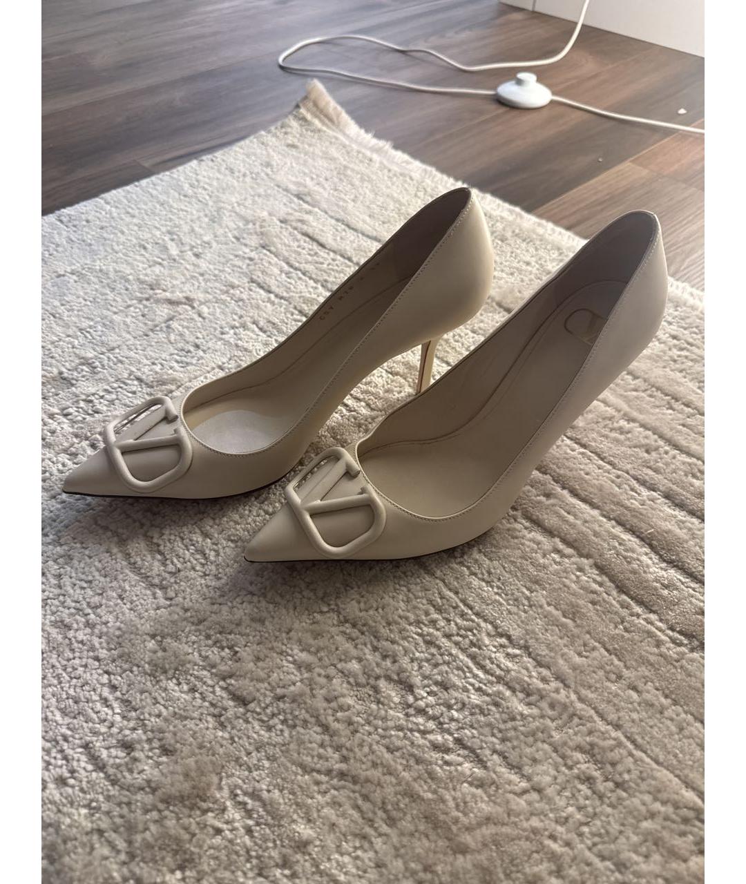 VALENTINO Бежевые кожаные лодочки на низком каблуке, фото 2