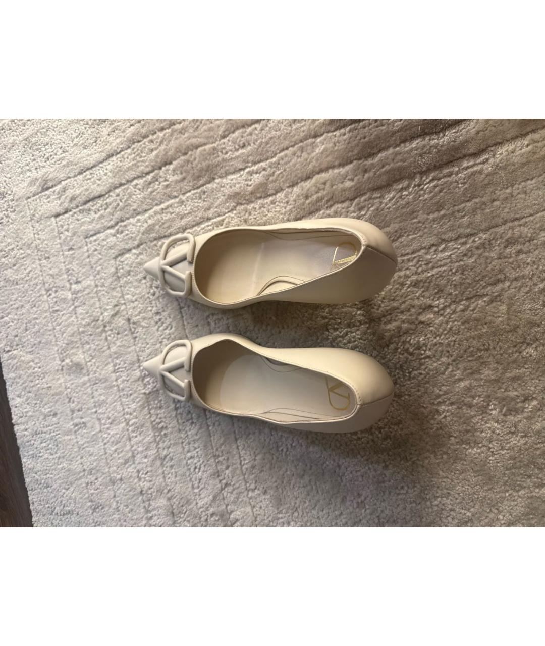 VALENTINO Бежевые кожаные лодочки на низком каблуке, фото 4