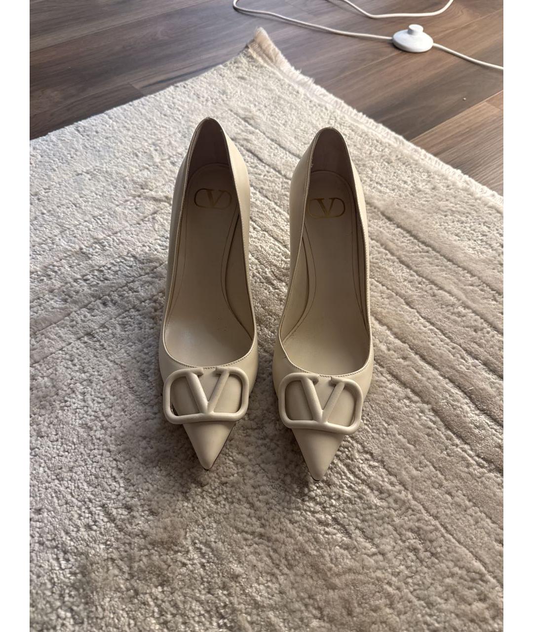VALENTINO Бежевые кожаные лодочки на низком каблуке, фото 3