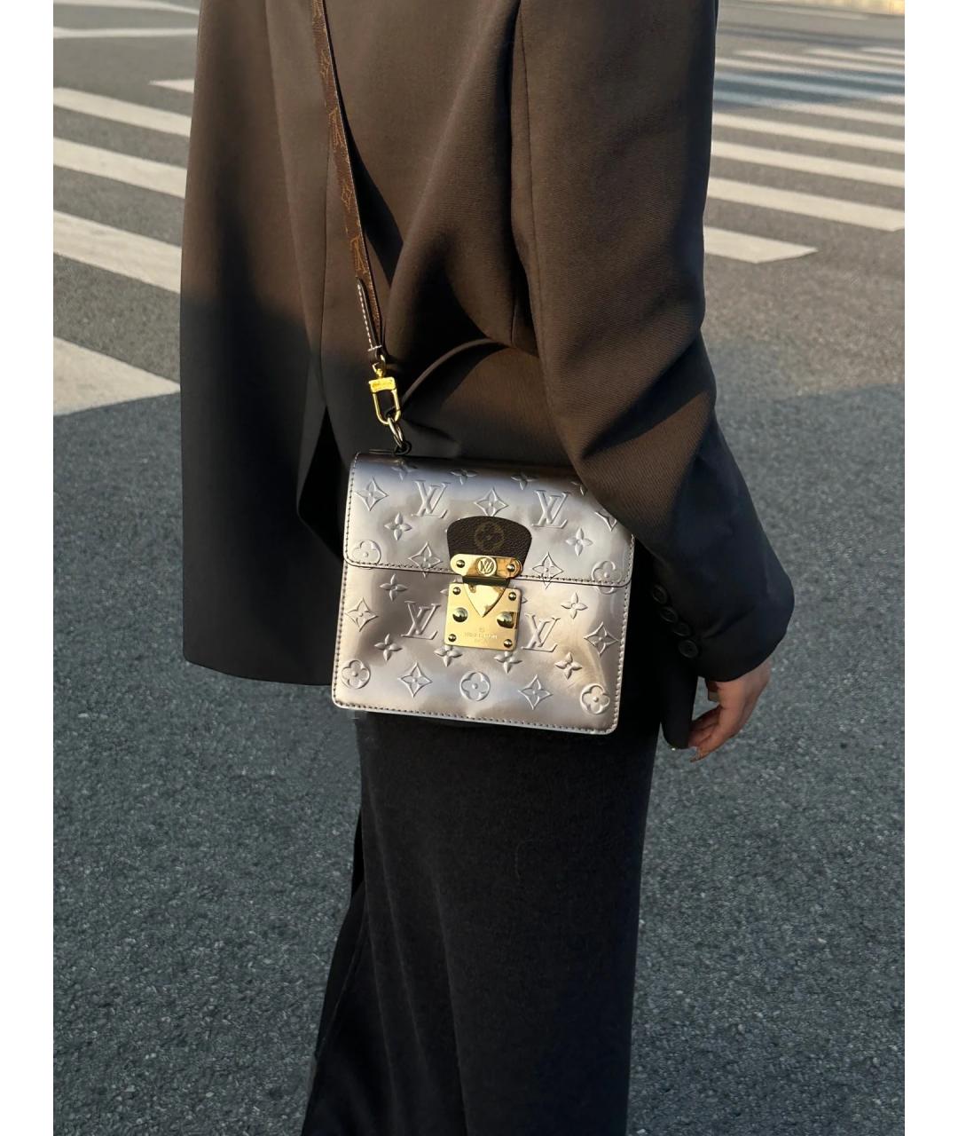 LOUIS VUITTON Серебряная кожаная сумка с короткими ручками, фото 6