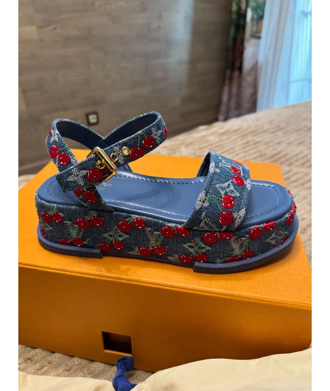 LOUIS VUITTON Голубые текстильные босоножки, фото 9