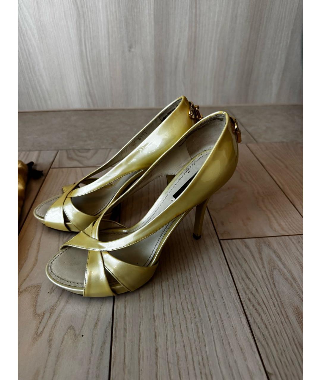 LOUIS VUITTON Золотые туфли из лакированной кожи, фото 3