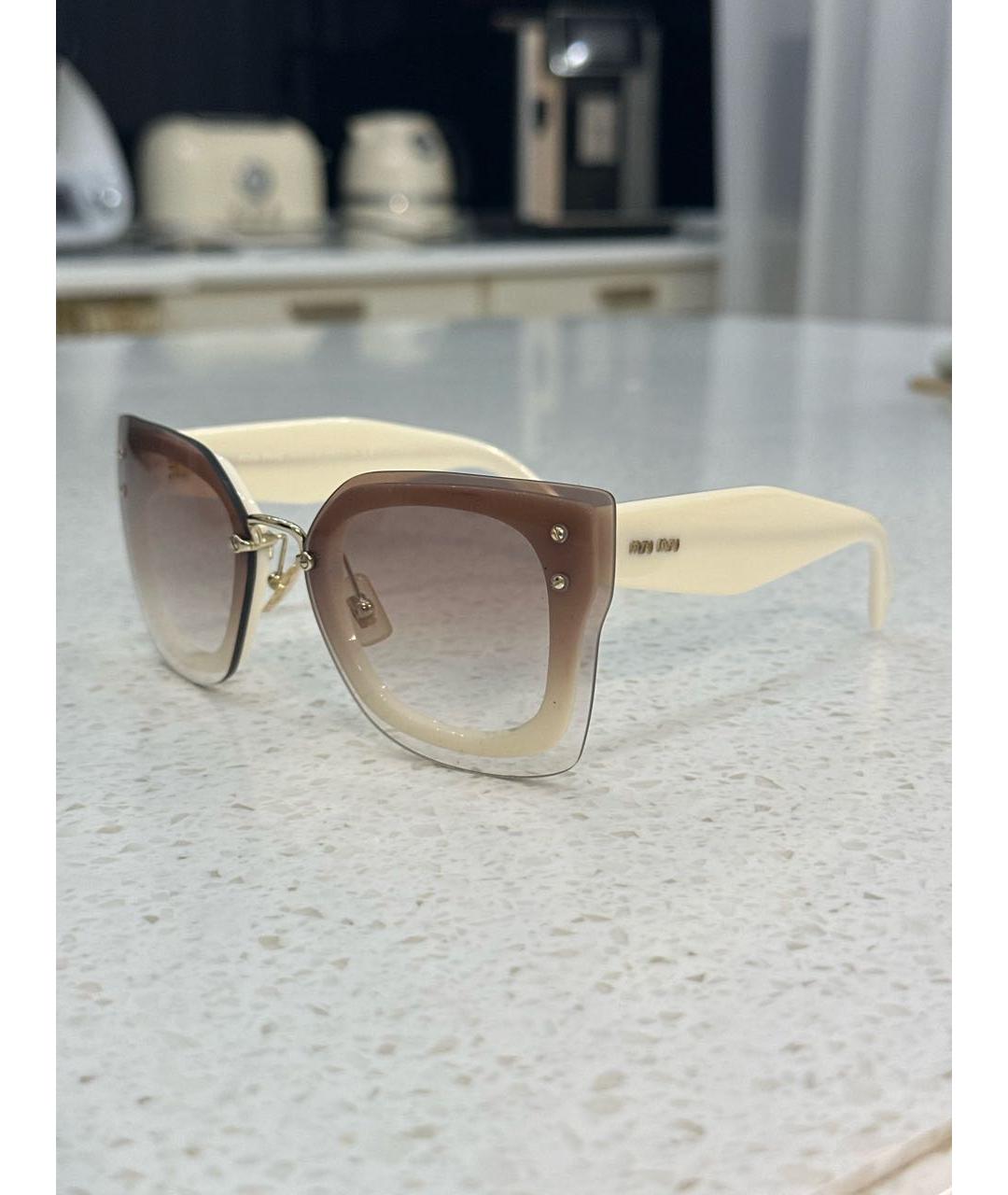 MIU MIU Белые пластиковые солнцезащитные очки, фото 3