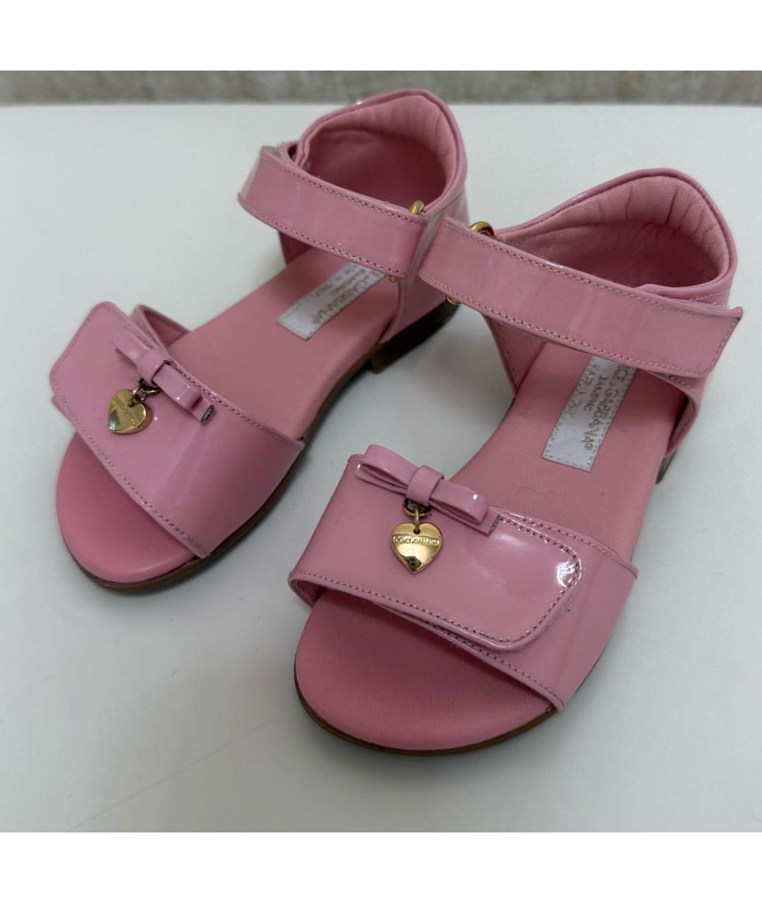 DOLCE & GABBANA KIDS Розовые сандалии и шлепанцы из лакированной кожи, фото 2