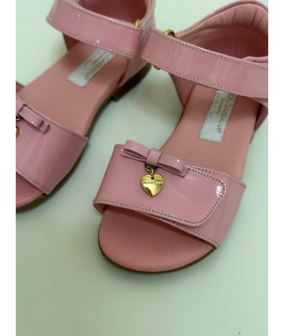 DOLCE & GABBANA KIDS Розовые сандалии и шлепанцы из лакированной кожи, фото 3